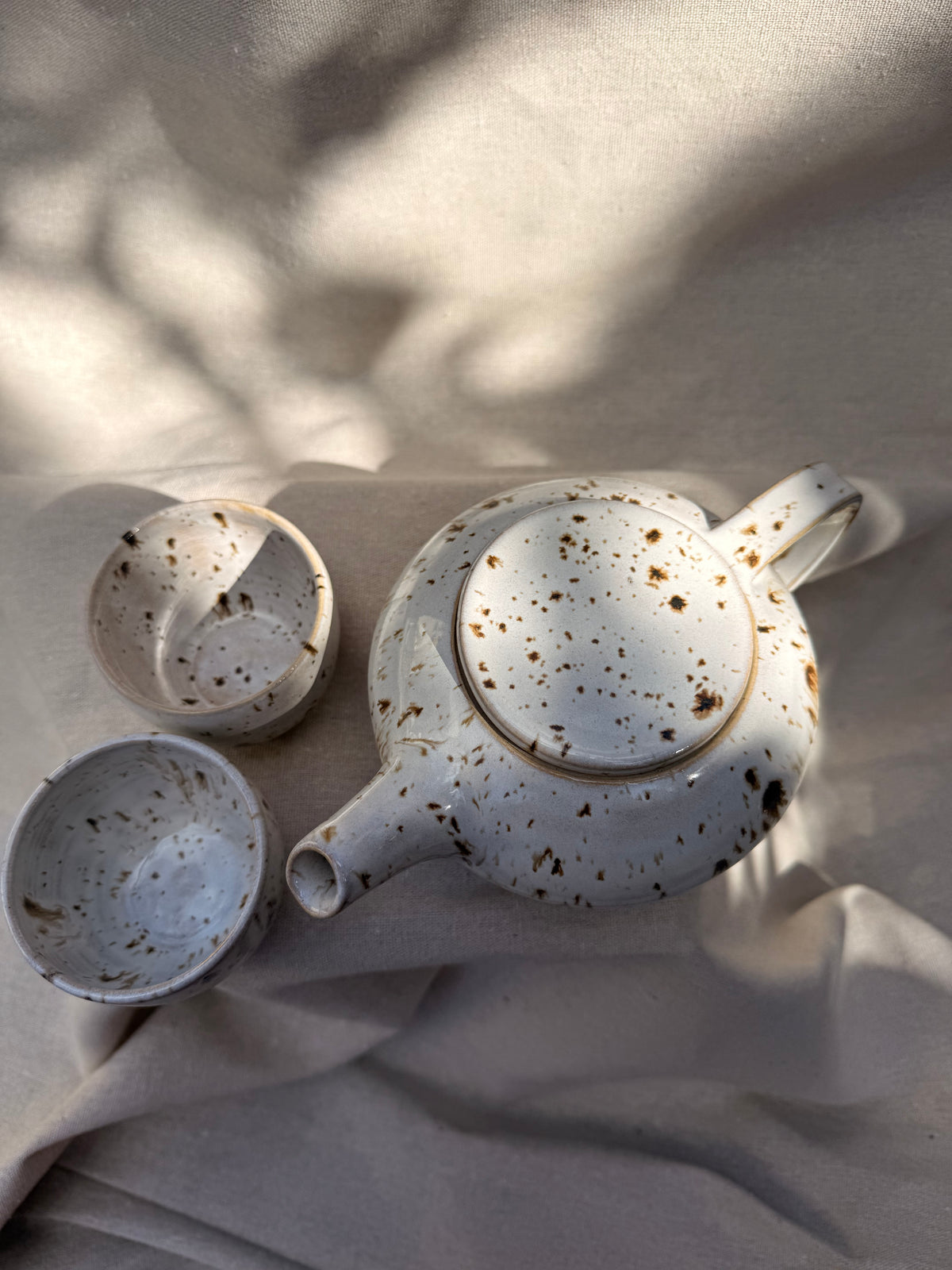 Zestaw ceramiczny dzbanek z dwiema czarkami z nakrapianiem