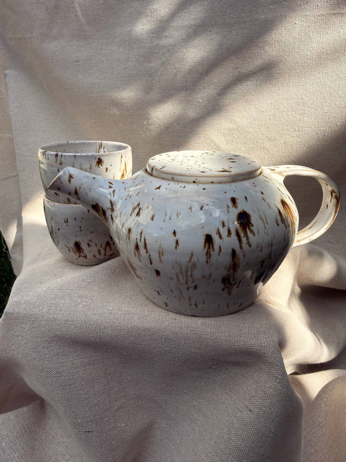 Zestaw ceramiczny dzbanek z dwiema czarkami z nakrapianiem