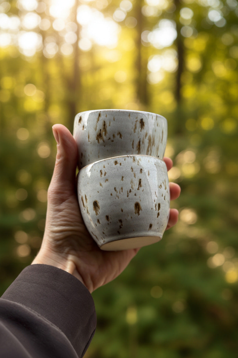 Zestaw ceramiczny dzbanek z dwiema czarkami z nakrapianiem